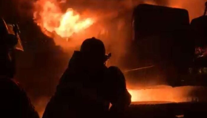 Excavator Terbakar di Gudang Batu Bara, Damkar Padang Kerahkan 4 Unit Armada