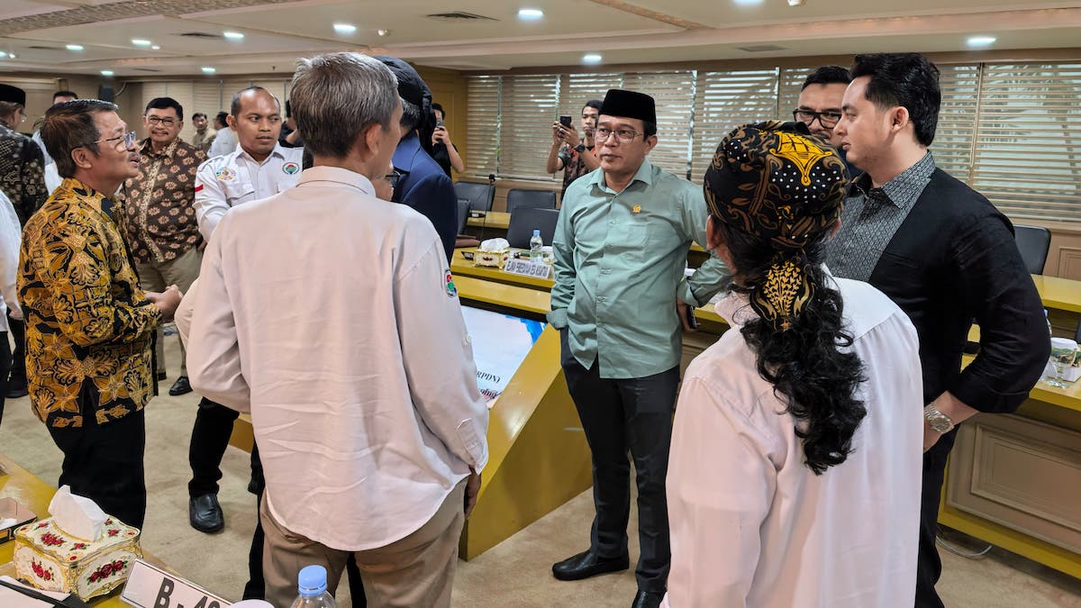 Anggota Komisi I DPD Penrad Siagian tengah usai RDPU bersama relawan RPDN di Komplek DPD RI, Selasa (31/3/2026). (dok. istimewa)
