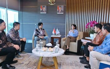 Menkomdigi Meutya Hafid saat menerima audiensi startup Gambit Hunter dan Ambisius Lab di Kantor Kementerian Komdigi, Jakarta Pusat, Jumat (10/04/2026). (Foto: Ahmad Tri Hawaari/Komdigi)