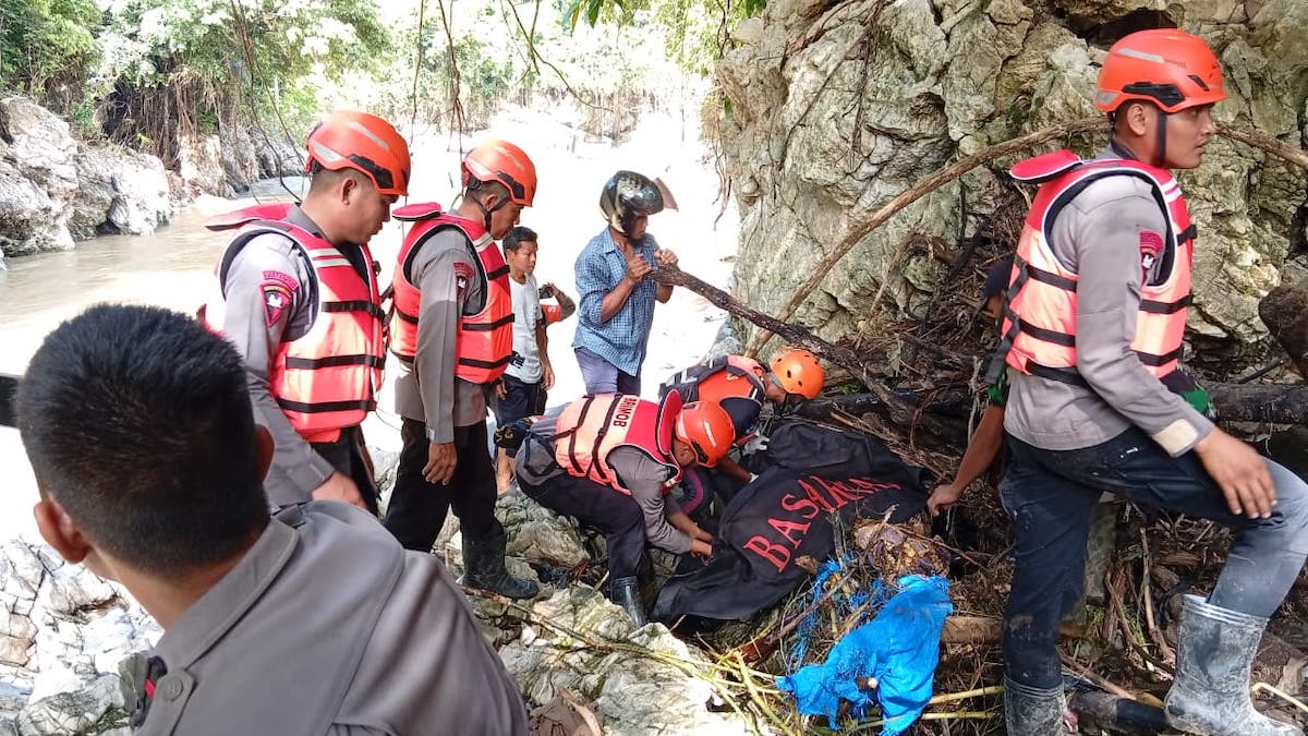Basarnas dan tim gabung melakukan evakuasi korban hanyut di Sungai Simpati yang terakhir ditemukan. (dok. Basarnas Padang)