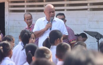 Bupati Nias Utara Amizaro Waruwu saat kunjungan kerja di SD Negeri Onozalukhu Bitaya, Kecamatan Alasa, Kota Gunungsitoli, Sumatera Utara. (putra/radarsumbar)
