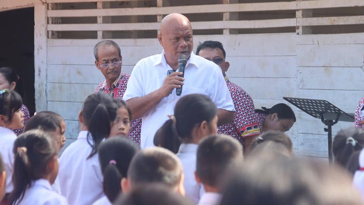Bupati Nias Utara Amizaro Waruwu saat kunjungan kerja di SD Negeri Onozalukhu Bitaya, Kecamatan Alasa, Kota Gunungsitoli, Sumatera Utara. (putra/radarsumbar)