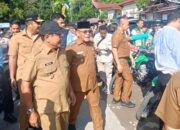 Bupati Pasaman Barat Yulianto saat mendampingi Mentan Amran Sulaiman ke Padang Pariaman. (dok. istimewa)