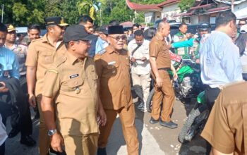 Bupati Pasaman Barat Yulianto saat mendampingi Mentan Amran Sulaiman ke Padang Pariaman. (dok. istimewa)