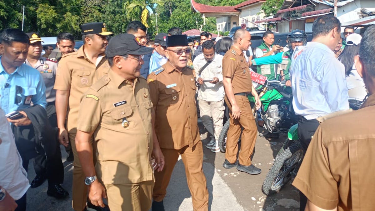 Bupati Pasaman Barat Yulianto saat mendampingi Mentan Amran Sulaiman ke Padang Pariaman. (dok. istimewa)