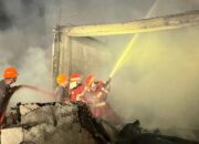 Petugas pemadam kebakaran kota gunungsitoli saat bejibaku memadamkan si jago merah yang menghanguskan 17 ruko di Pasar Kota Gunungsitoli, Kamis (9/4/2026) kemarin.