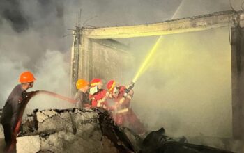 Petugas pemadam kebakaran kota gunungsitoli saat bejibaku memadamkan si jago merah yang menghanguskan 17 ruko di Pasar Kota Gunungsitoli, Kamis (9/4/2026) kemarin.