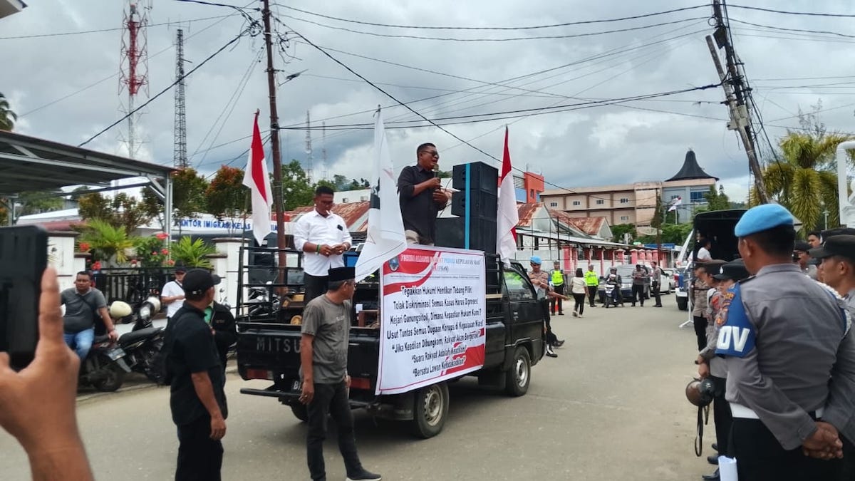 Demonstrasi di depan Kejari Gunungsitoli. (dok. istimewa)