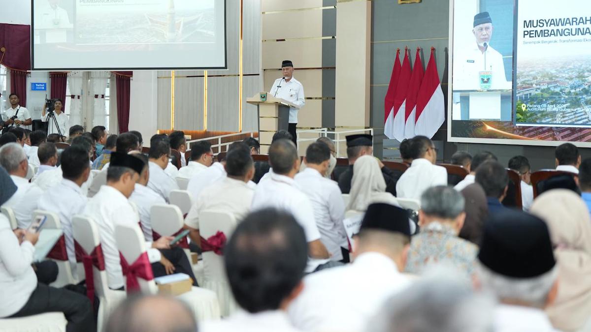 Gubernur Mahyeldi beri sambutan di Musrenbang RKPD 2027. (dok. adpsb)
