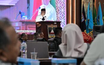 Gubernur Mahyeldi beri sambutan di sidang paripurna DPRD Sumbar. (dok. adpsb)