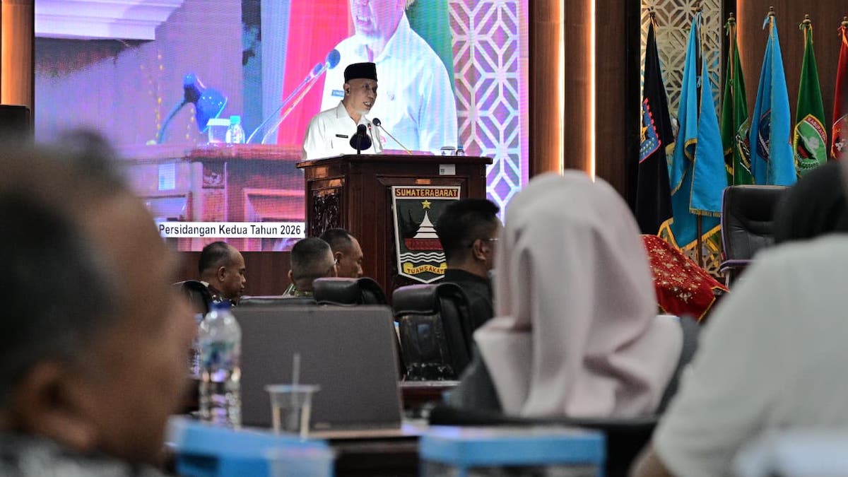 Gubernur Mahyeldi beri sambutan di sidang paripurna DPRD Sumbar. (dok. adpsb)