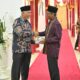 Gubernur Mahyeldi bersama Muhibudin saat acara perpisahan Kajari. (dok. istimewa)