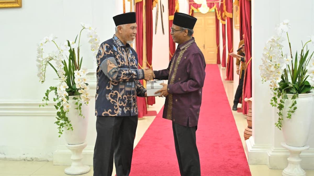 Gubernur Mahyeldi bersama Muhibudin saat acara perpisahan Kajari. (dok. istimewa)