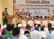 Gubernur Mahyeldi lepas keberangkatan jamaah haji kloter 1 Sumbar. (dok. adpsb)