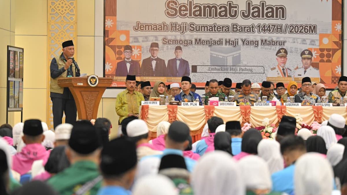 Gubernur Mahyeldi lepas keberangkatan jamaah haji kloter 1 Sumbar. (dok. adpsb)