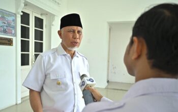 Gubernur Mahyeldi saat diwawancarai wartawan di rumah dinasnya. (dok. adpsb)