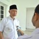 Gubernur Mahyeldi saat diwawancarai wartawan di rumah dinasnya. (dok. adpsb)