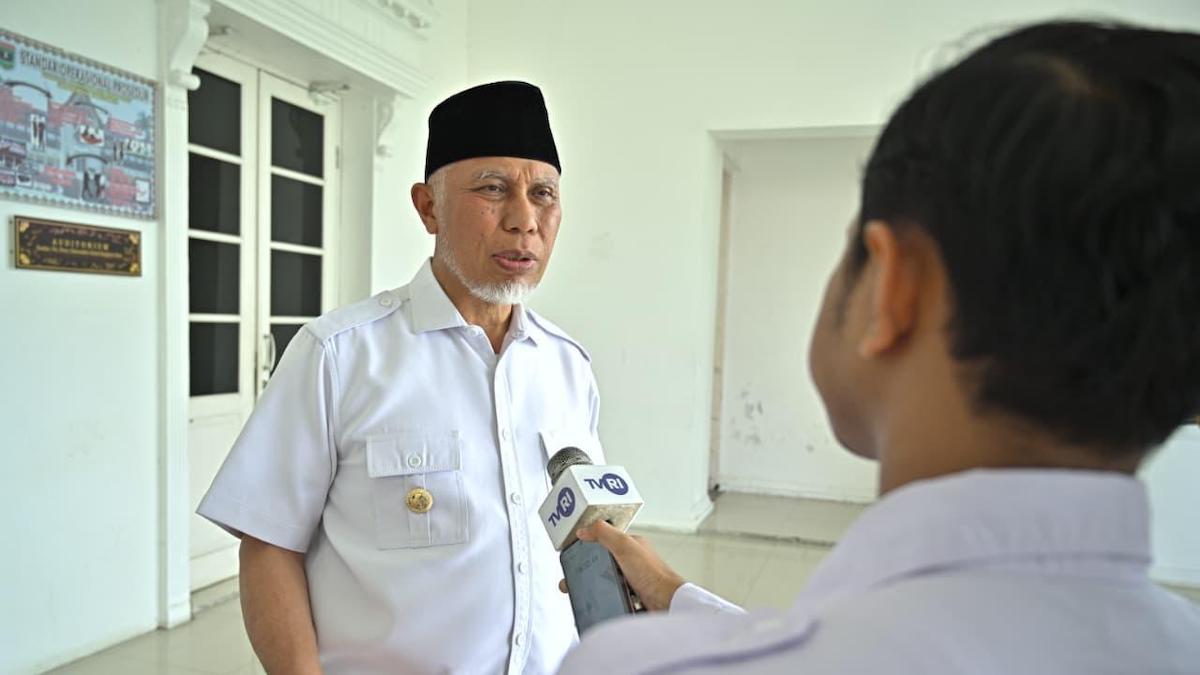 Gubernur Mahyeldi saat diwawancarai wartawan di rumah dinasnya. (dok. adpsb)