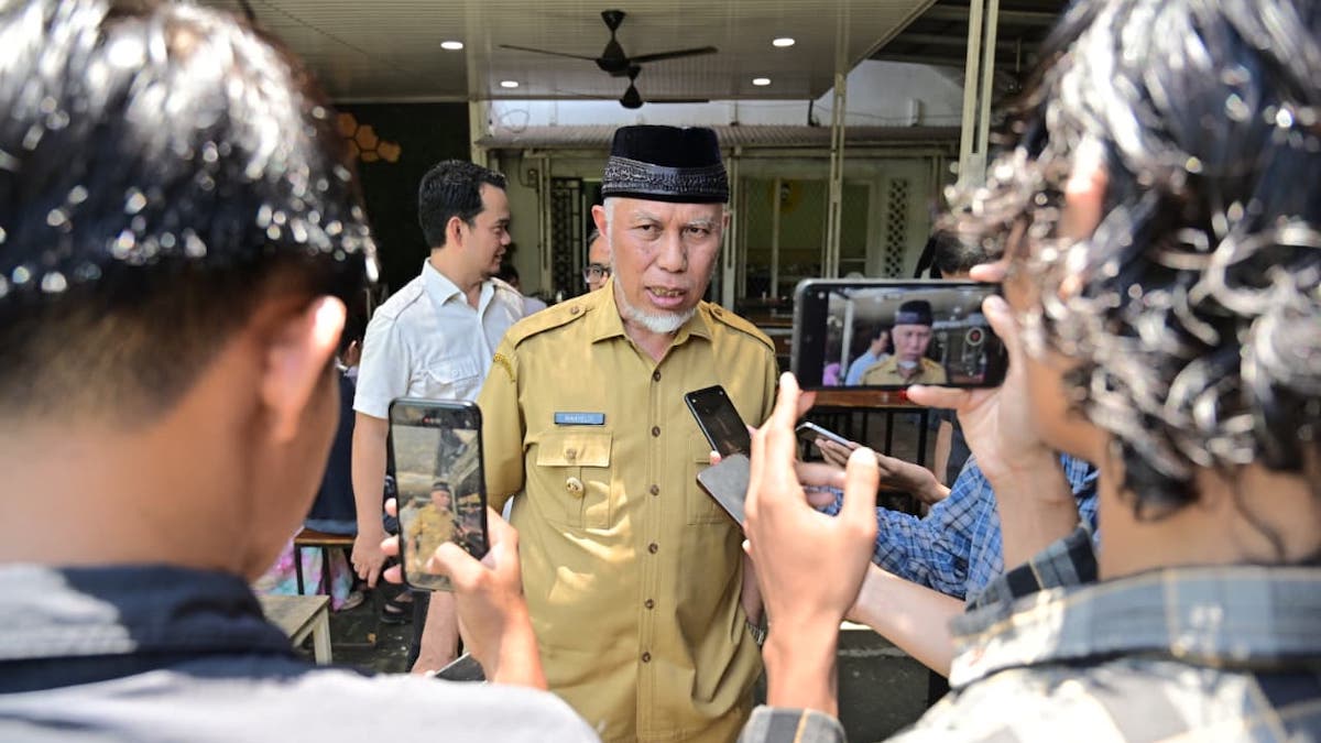 Gubernur Mahyeldi saat diwawancarai wartawan. (dok. adpsb)