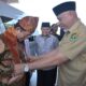 Gubernur Mahyeldi sambut Menag dengan pakaian khas Minang. (dok. adpsb)
