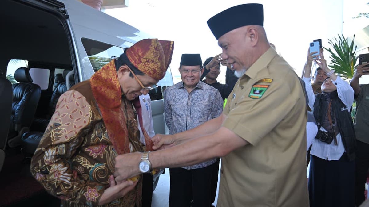 Gubernur Mahyeldi sambut Menag dengan pakaian khas Minang. (dok. adpsb)