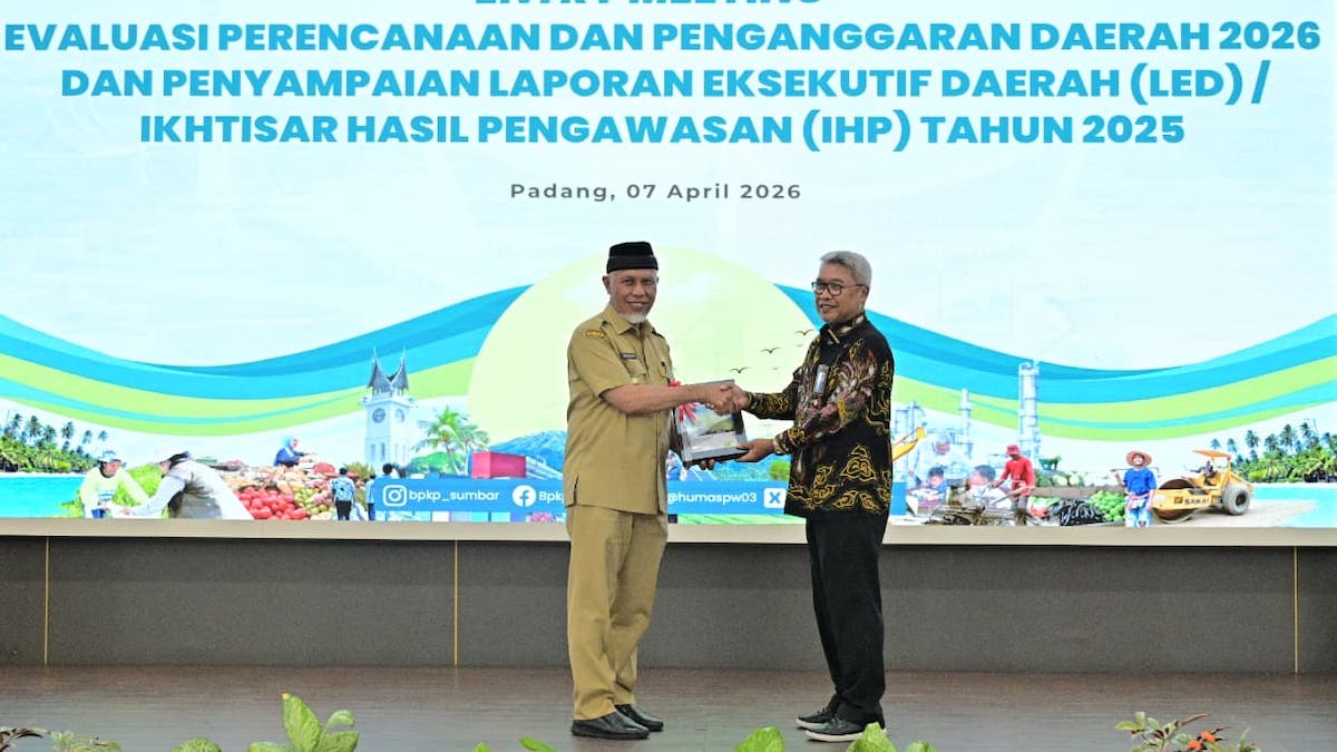 Gubernur Mahyeldi serahkan laporan LED kepada BPKP Sumbar. (dok. istimewa)