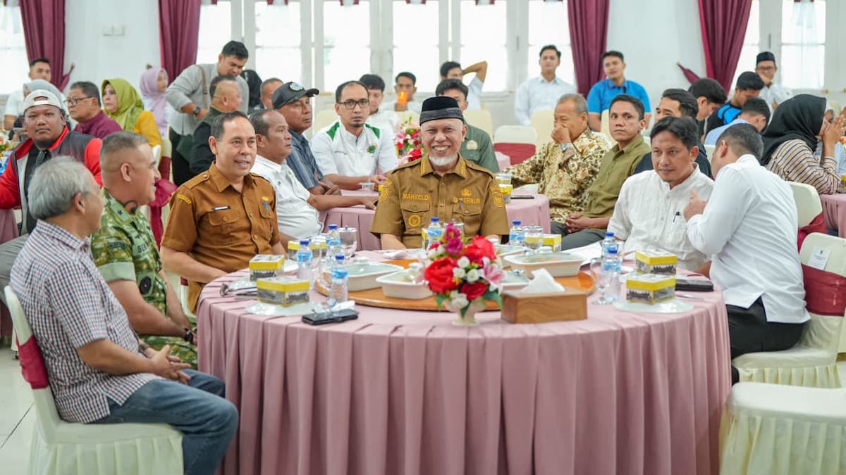 Halal bihalal KONI Sumbar dengan Gubernur Mahyeldi dan pengurus cabor serta atlet. (dok. istimewa)