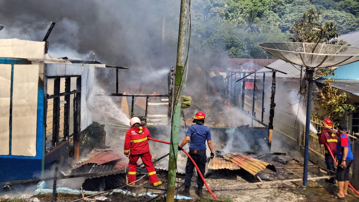 Kebakaran satu unit rumah di Seberang Padang. (dok. istimewa)