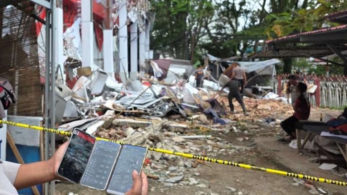 Petugas Balai Monitor SFR Kelas II Manado Kementerian Komdigi memantau kualitas layanan seluler di Kota Manado, Sulawesi Selatan, Kamis (02/04/2026). (Foto: Humas Kemkomdigi)