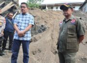 Kepala Pusat Data Informasi dan Komunikasi Kebencanaan (Kapusdatinkom) BNPB, Abdul Muhari (kanan) bersama Wali Kota Bitung, Hengky Honandar (baju kotak-kotak) saat meninjau talud yang rusak mengenai rumah warga setelah diguncang gempabumi M 7,6 di Kelurahan Manembo-Nembo Tengah, Kecamatan Matuari, Kota Bitung, Sulawesi Utara, Jumat (3/4/2026). (dok. BNPB)