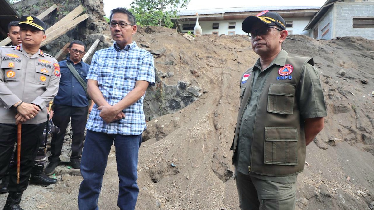 Kepala Pusat Data Informasi dan Komunikasi Kebencanaan (Kapusdatinkom) BNPB, Abdul Muhari (kanan) bersama Wali Kota Bitung, Hengky Honandar (baju kotak-kotak) saat meninjau talud yang rusak mengenai rumah warga setelah diguncang gempabumi M 7,6 di Kelurahan Manembo-Nembo Tengah, Kecamatan Matuari, Kota Bitung, Sulawesi Utara, Jumat (3/4/2026). (dok. BNPB)
