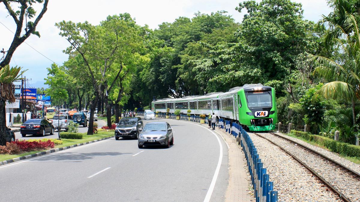 Kereta api bandara saat melintas di kawasan Jalan Hamka. (dok. istimewa)