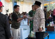 Founder Indah Cargo Grup Arisal Aziz, bersalaman dengan Ketua KONI Sumbar Hamdanus di sela-sela peletakan batu pertama pembangunan Gedung Akademi Sepak Bola Berbasis Pesantren Josal FC di Dusun Sirambang, Desa Cubadak Aia Utara, Kecamatan Pariaman Utara, Kota Pariaman, Sabtu (4/4/2026). (Foto KONI Sumbar)