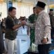Founder Indah Cargo Grup Arisal Aziz, bersalaman dengan Ketua KONI Sumbar Hamdanus di sela-sela peletakan batu pertama pembangunan Gedung Akademi Sepak Bola Berbasis Pesantren Josal FC di Dusun Sirambang, Desa Cubadak Aia Utara, Kecamatan Pariaman Utara, Kota Pariaman, Sabtu (4/4/2026). (Foto KONI Sumbar)