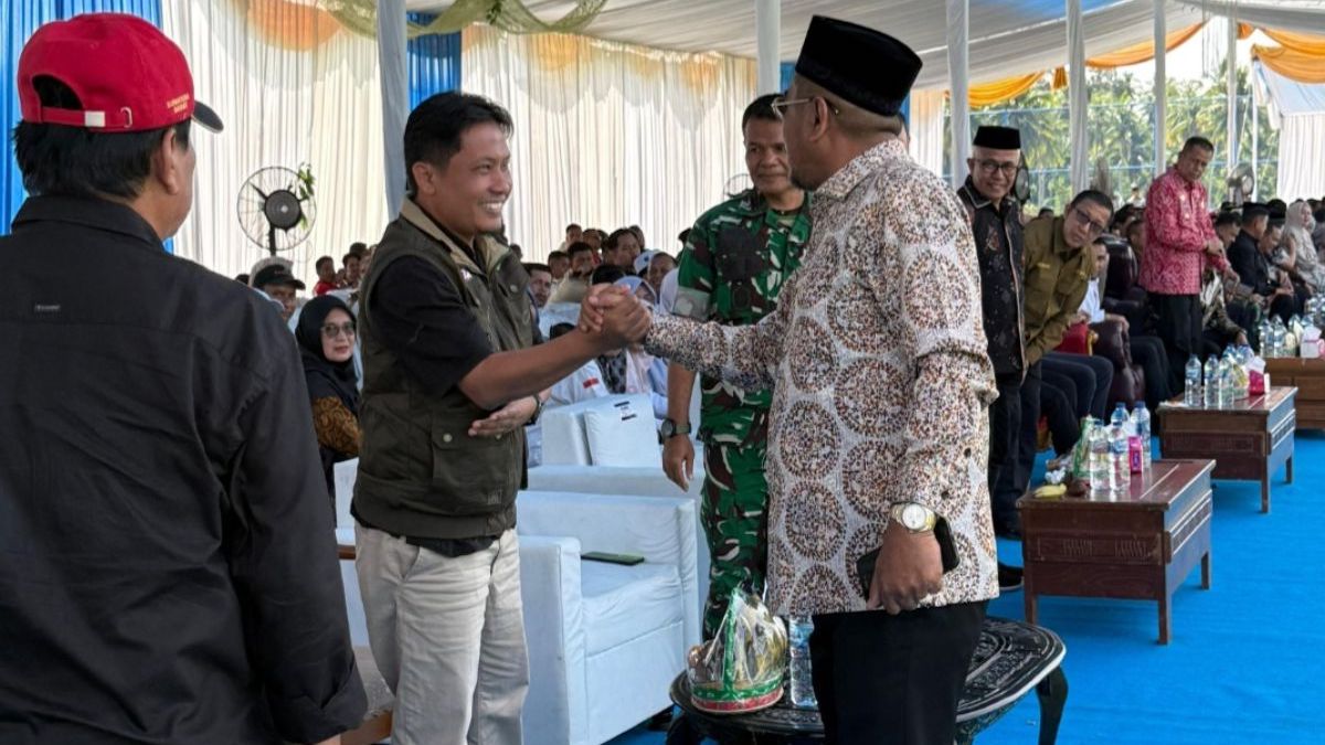 Founder Indah Cargo Grup Arisal Aziz, bersalaman dengan Ketua KONI Sumbar Hamdanus di sela-sela peletakan batu pertama pembangunan Gedung Akademi Sepak Bola Berbasis Pesantren Josal FC di Dusun Sirambang, Desa Cubadak Aia Utara, Kecamatan Pariaman Utara, Kota Pariaman, Sabtu (4/4/2026). (Foto KONI Sumbar)