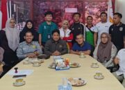 Ketua Umum (Ketum) KONI Sumbar Hamdanus lepas atlet PABSI Sumbar ke Kejurnas. (dok. istimewa)