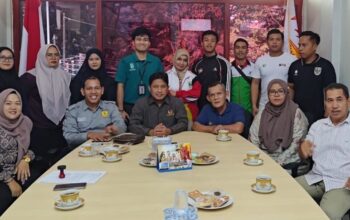 Ketua Umum (Ketum) KONI Sumbar Hamdanus lepas atlet PABSI Sumbar ke Kejurnas. (dok. istimewa)