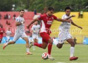 Kianz Froesse berusaha melewati pemain Madura United. (foto. Dodi Kurniawan for Radarsumbar)