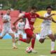 Kianz Froesse berusaha melewati pemain Madura United. (foto. Dodi Kurniawan for Radarsumbar)