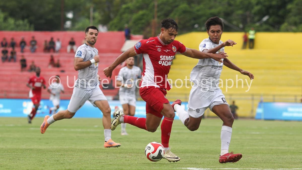 Kianz Froesse berusaha melewati pemain Madura United. (foto. Dodi Kurniawan for Radarsumbar)