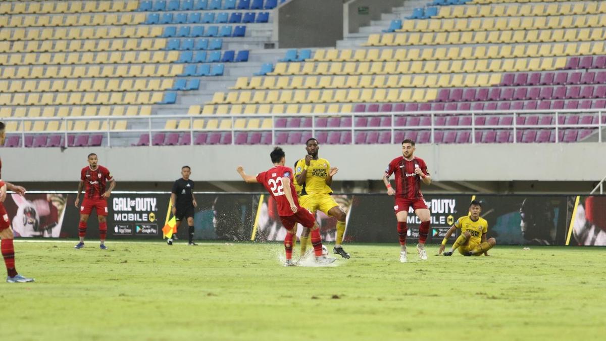Laga Semen Padang FC kontra Persis Solo dipenuhi genangan pascahujan. (dok. MO SPFC)