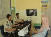 Layanan paspor oleh Imigrasi Agam di Pasbar. (dok. istimewa)