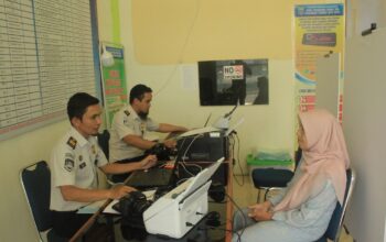 Layanan paspor oleh Imigrasi Agam di Pasbar. (dok. istimewa)