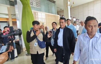 Menteri Pertanian RI Amran Sulaiman usai diwawancarai wartawan di Hotel Mercure. (dok. Radarsumbar)