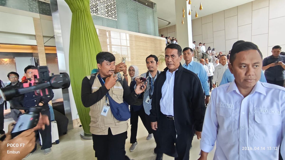 Menteri Pertanian RI Amran Sulaiman usai diwawancarai wartawan di Hotel Mercure. (dok. Radarsumbar)
