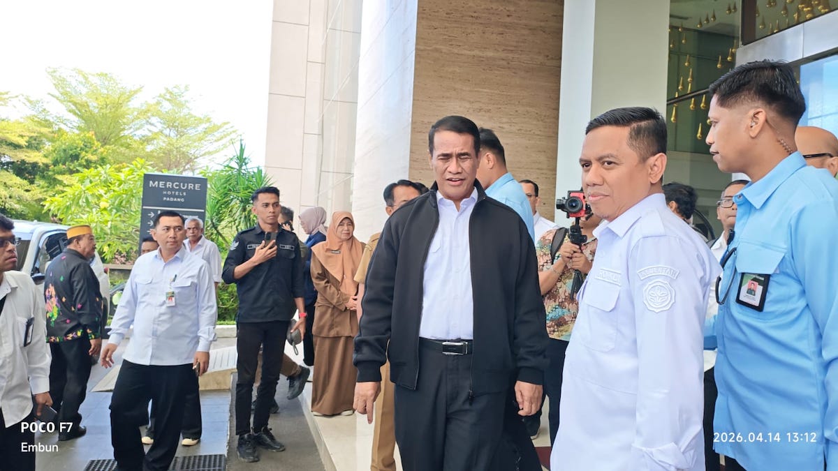 Menteri Pertanian RI Amran Sulaiman usai diwawancarai wartawan di Hotel Mercure. (dok. Radarsumbar)
