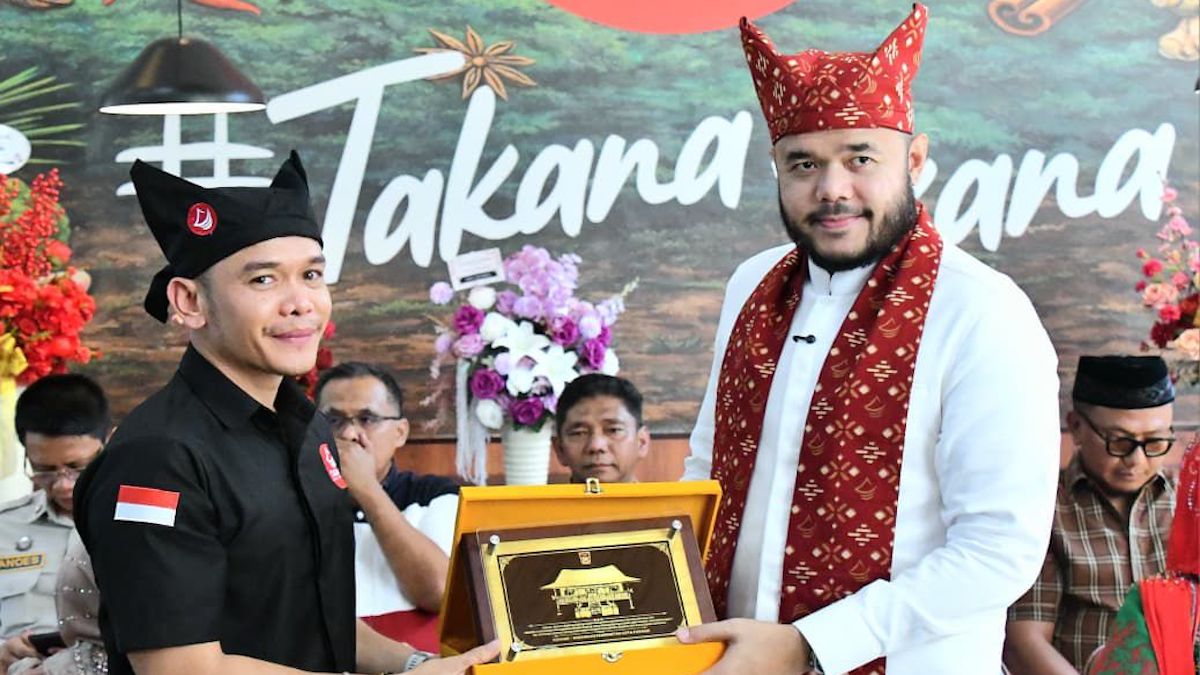 Penyerahan cenderamata dari owner Takana Nasi Padang resto kepada Wako Fadly Amran saat peresmian gerai tersebut, Jumat (17/4/2026). (dok. istimewa)