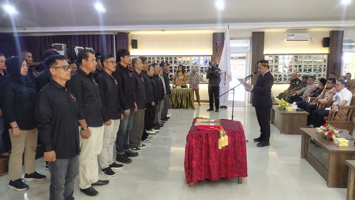 Ketua Umum KONI Sumbar Hamdanus melantik pengurus KONI Mentawai. (dok. istimewa)