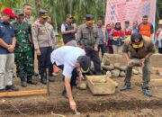 Peletakan batu pertama huntap mandiri BNPB menggunakan sepablock. (dok. istimewa)
