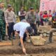 Peletakan batu pertama huntap mandiri BNPB menggunakan sepablock. (dok. istimewa)